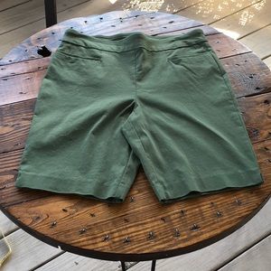 Time and Tru pull on stretch Bermuda shorts